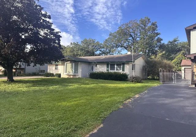 Single family home for sale at 424 Northgate Rd, Lindenhurst, IL 60046 | MLS# 12784104