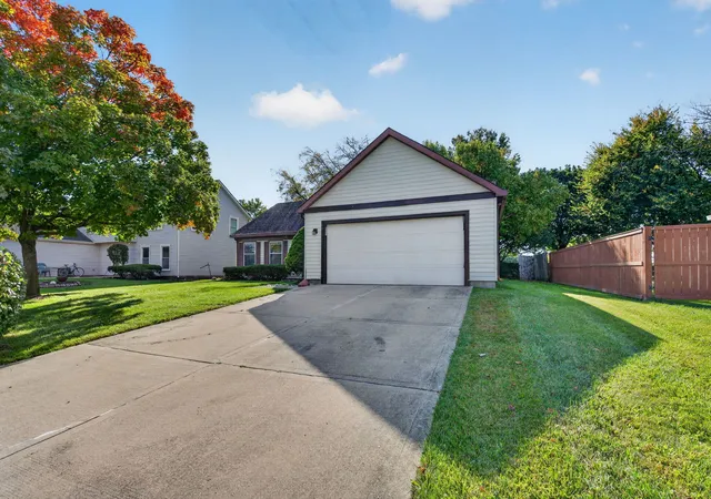 Photo 3 of Single family home for sale at 1840 Shetland Dr, Wheaton, IL 60189 | MLS# 12784125 | Listing updated on 2026-10-20