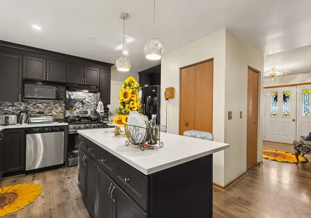 Photo 3 of Single family home for sale at 2421 Mallard Dr, Lindenhurst, IL 60046 | MLS# 12784134 | Listing updated on 2026-10-16