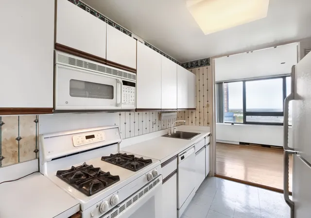 Photo 4 of Condo for sale at 2800 N Lake Shore Dr #2001, Chicago, IL 60657 | MLS# 12784137 | Listing updated on 2026-10-22