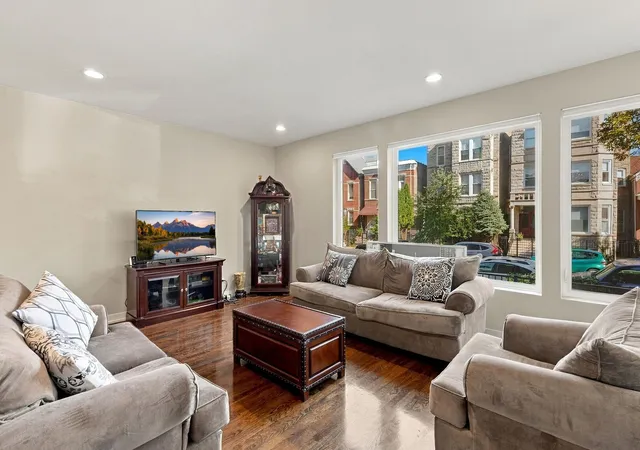 Photo 3 of Single family home for sale at 914 N Richmond St, Chicago, IL 60622 | MLS# 12784165 | Listing updated on 2026-10-22