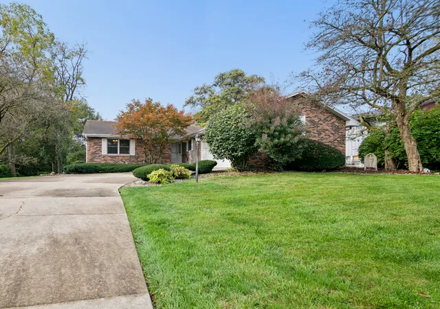 Photo 2 of Single family home for sale at 25 Briarcliff Ln, Bourbonnais, IL 60914 | MLS# 12784169 | Listing updated on 2026-10-22