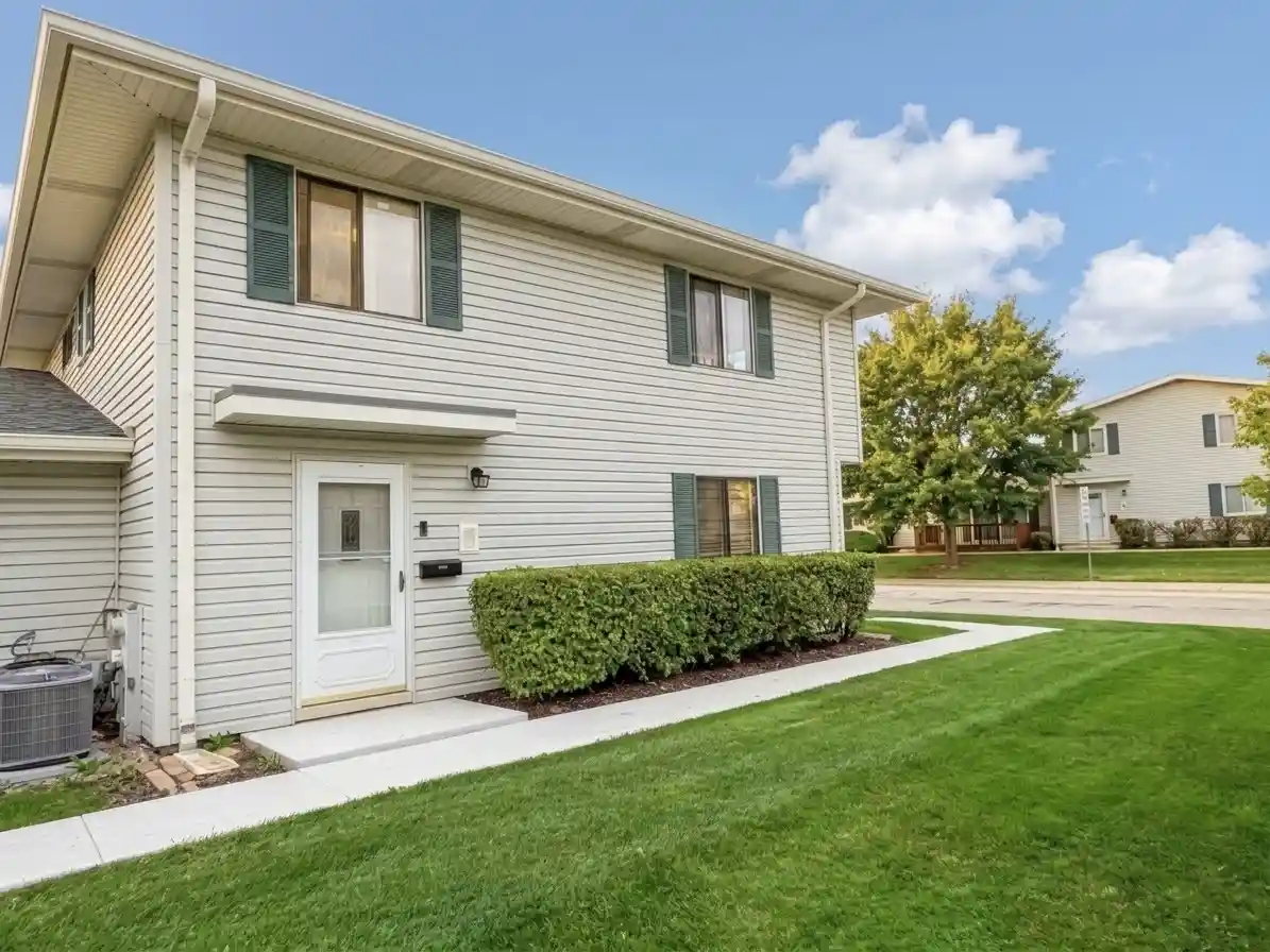 Listing Photo 2 - Condo for sale in 935 Shattuck Ln located at 935 Shattuck Ln, Schaumburg, IL 60194 - Unit #935