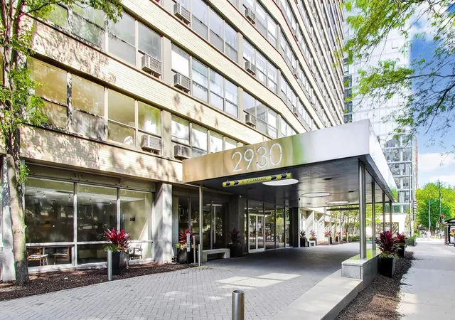 Listing Photo 2 - Condo for sale in building located at 2930 N Sheridan Rd, Chicago, IL 60657 - Unit #1205