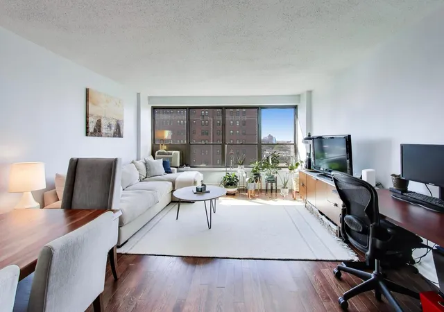 Listing Photo 5 - Condo for sale in building located at 2930 N Sheridan Rd, Chicago, IL 60657 - Unit #1205