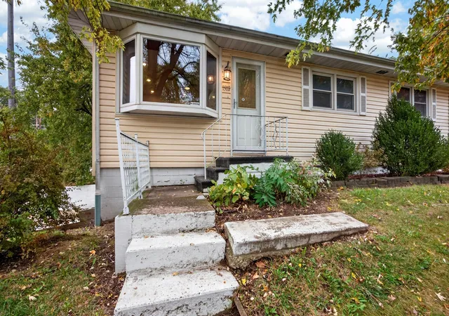 Photo 2 of Single family home for sale at 1502 Julie Dr, Bloomington, IL 61701 | MLS# 12784216 | Listing updated on 2026-10-20