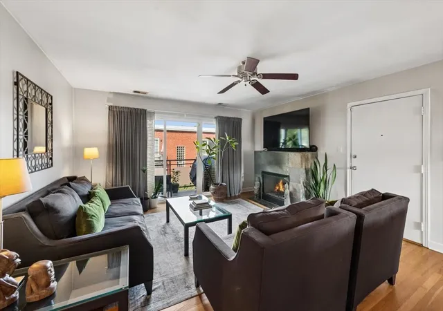 Photo 4 of Condo for sale at 6415 N Damen Ave #3W, Chicago, IL 60645 | MLS# 12784232 | Listing updated on 2026-10-21
