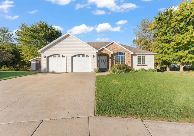 Single family home for sale at 101 Red Bud Ct, Mahomet, IL 61853 | MLS# 12784237