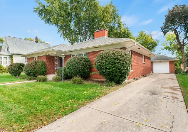 Photo 2 of Single family home for sale at 726 S Union St, Aurora, IL 60505 | MLS# 12784286 | Listing updated on 2026-10-22