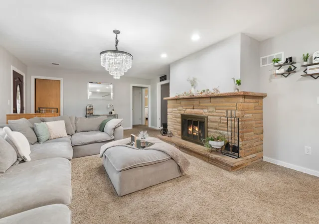 Photo 4 of Single family home for sale at 726 S Union St, Aurora, IL 60505 | MLS# 12784286 | Listing updated on 2026-10-22