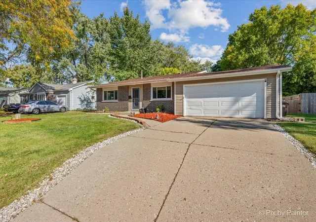 Photo 3 of Single family home for sale at 641 Nottingham Ln, Crystal Lake, IL 60014 | MLS# 12784287 | Listing updated on 2026-10-17