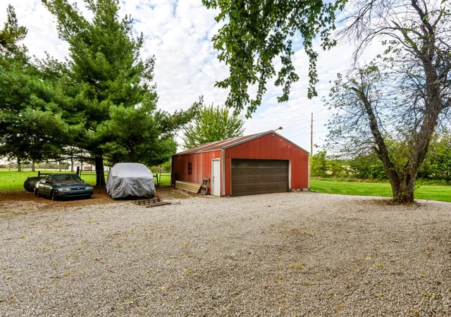 Photo 4 of Sale Pending at 16796 Old Colonial Rd, Bloomington, IL 61705 | MLS# 12784310 | Listing updated on 2026-10-20