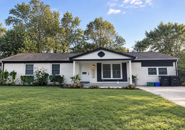 Single family home for sale at 1011 W Laurel St, Carbondale, IL 62901 | MLS# 12784336