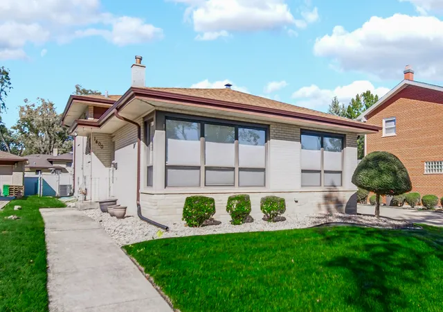 Photo 1 of Single family home for sale at 1400 E Lynn Ct, Homewood, IL 60430 | MLS# 12784384 | Listing updated on 2026-10-22