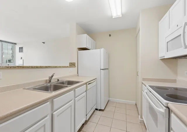 Listing Photo 5 - Condo for sale in building located at 345 N Lasalle St, Chicago, IL 60610 - Unit #1904