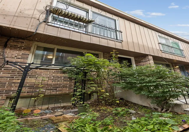 Photo 2 of Townhouse for sale at 4524 N Paulina St #D, Chicago, IL 60640 | MLS# 12784426 | Listing updated on 2026-10-22