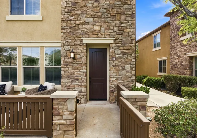 Listing Photo 4 - Condo for sale in building located at 10782 New Grv Trl, San Diego, CA 92130 - Unit #82