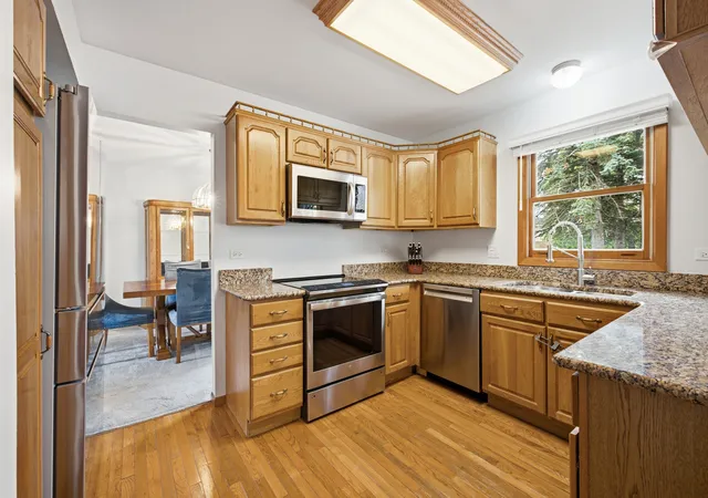 Photo 3 of Single family home for sale at 962 Kentucky Ln, Elk Grove Village, IL 60007 | MLS# 12784448 | Listing updated on 2026-10-23