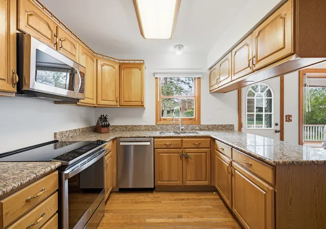 Photo 3 of Single family home for sale at 962 Kentucky Ln, Elk Grove Village, IL 60007 | MLS# 12784448 | Listing updated on 2026-10-23