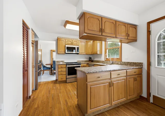 Photo 4 of Single family home for sale at 962 Kentucky Ln, Elk Grove Village, IL 60007 | MLS# 12784448 | Listing updated on 2026-10-23