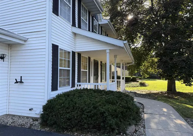 Photo 2 of Single family home for sale at 1059 E Main St, Rockton, IL 61072 | MLS# 12784463 | Listing updated on 2026-10-22