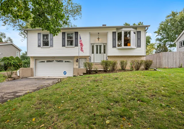Photo 2 of Single family home for sale at 767 Leslie Ln, Glendale Heights, IL 60139 | MLS# 12784494 | Listing updated on 2026-10-22