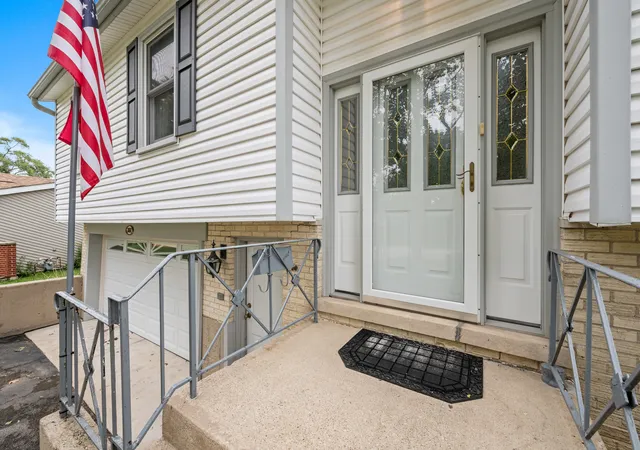 Photo 3 of Single family home for sale at 767 Leslie Ln, Glendale Heights, IL 60139 | MLS# 12784494 | Listing updated on 2026-10-22