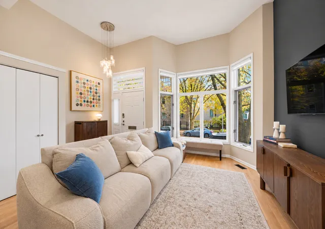 Photo 3 of Townhouse for sale at 3041 N Lakewood Ave, Chicago, IL 60657 | MLS# 12784531 | Listing updated on 2026-10-20