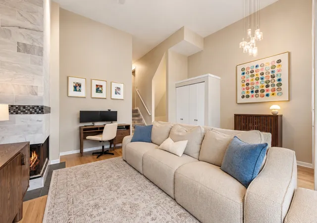 Photo 4 of Townhouse for sale at 3041 N Lakewood Ave, Chicago, IL 60657 | MLS# 12784531 | Listing updated on 2026-10-20