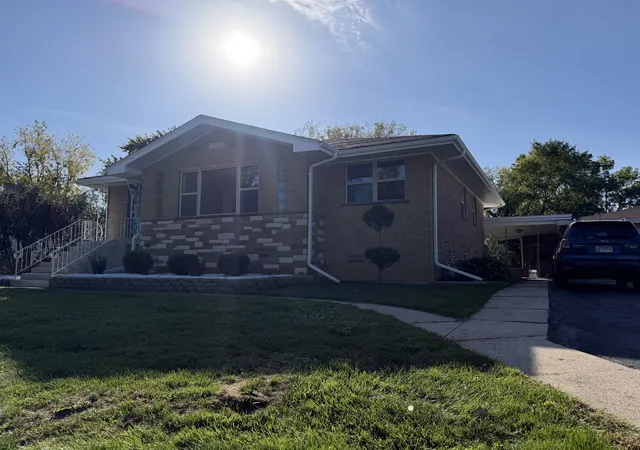 Photo 4 of Single family home for sale at 10346 S 75th Court, Palos Hills, IL 60465 | MLS# 12784571 | Listing updated on 2026-10-20