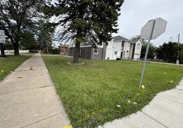 Photo 2 of Single family home for sale at 7001 N Cicero Ave, Lincolnwood, IL 60712 | MLS# 12784574 | Listing updated on 2026-10-21
