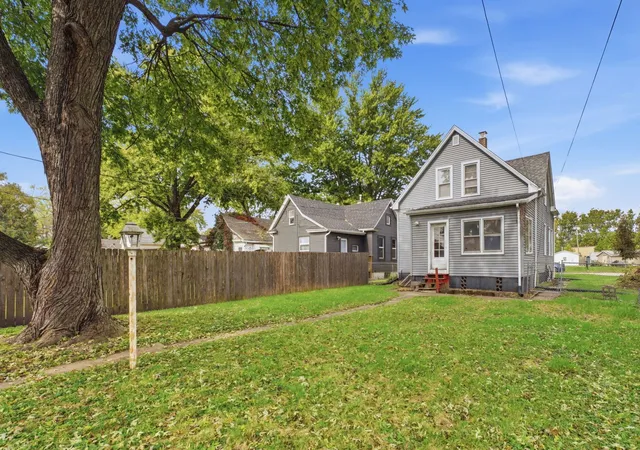 Photo 2 of Single family home for sale at 2501 Mckinley Ave, Davenport, IA 52802 | MLS# 12784636 | Listing updated on 2026-10-22