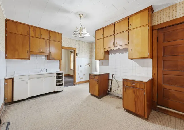 Photo 4 of Single family home for sale at 2501 Mckinley Ave, Davenport, IA 52802 | MLS# 12784636 | Listing updated on 2026-10-22