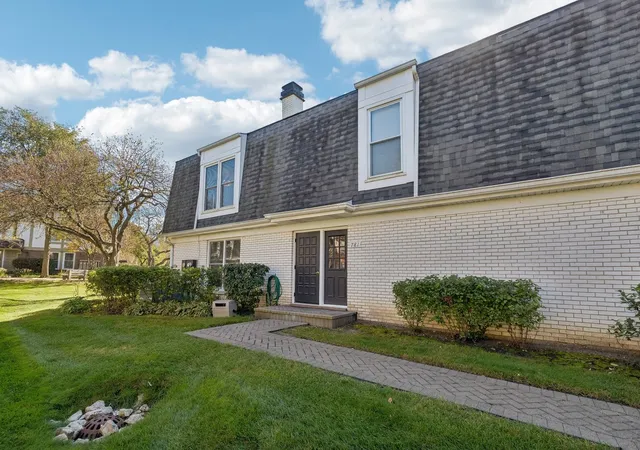 Listing Photo 2 - Condo for sale in building located at 781 Garfield Ave, Libertyville, IL 60048 - Unit #B