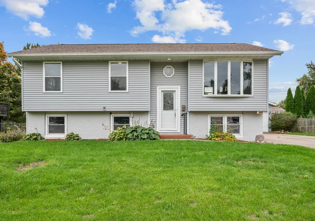 Photo 1 of Single family home for sale at 1895 Tam O Shanter Dr, Bettendorf, IA 52722 | MLS# 12784649 | Listing updated on 2026-10-21