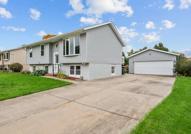 Photo 2 of Single family home for sale at 1895 Tam O Shanter Dr, Bettendorf, IA 52722 | MLS# 12784649 | Listing updated on 2026-10-21