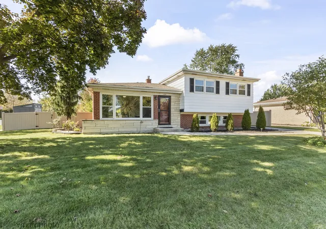 Single family home for sale at 724 S Crestwood Ln, Mount Prospect, IL 60056 | MLS# 12784682