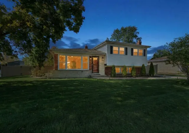 Photo 1 of Single family home for sale at 724 S Crestwood Ln, Mount Prospect, IL 60056 | MLS# 12784682 | Listing updated on 2026-10-27