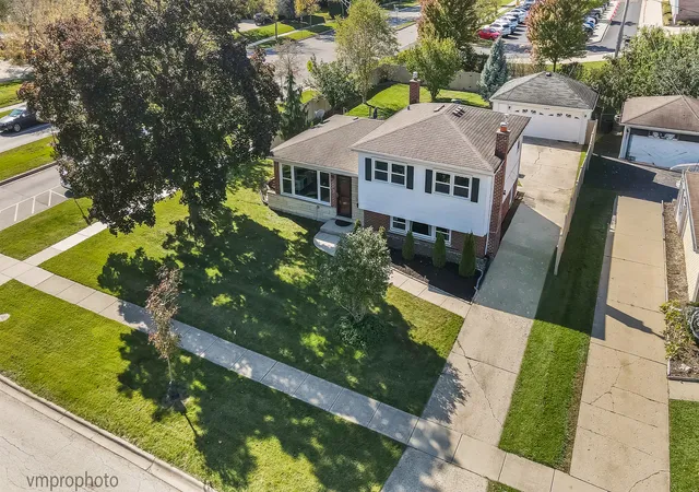 Photo 2 of Single family home for sale at 724 S Crestwood Ln, Mount Prospect, IL 60056 | MLS# 12784682 | Listing updated on 2026-10-27