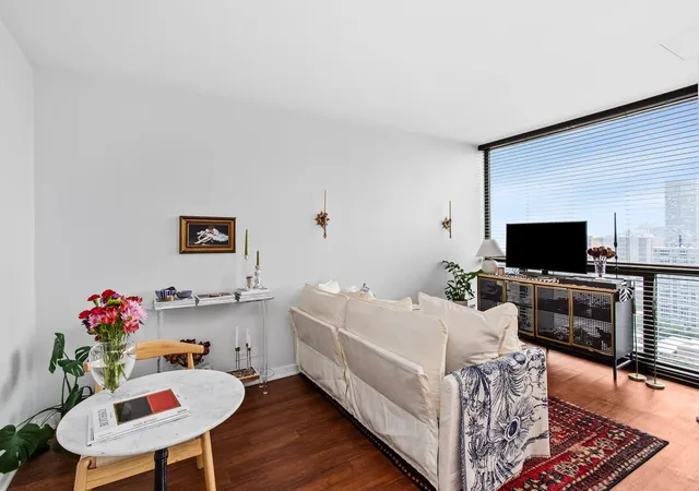Photo 2 of Sale Pending at 4343 N Clarendon Ave #2801, Chicago, IL 60613 | MLS# 12784683 | Listing updated on 2026-10-24