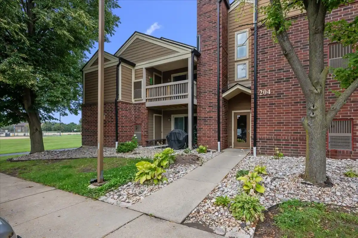 Listing Photo 1 - Condo for sale in 204 Glengarry Dr located at 204 Glengarry Dr, Bloomingdale, IL 60108 - Unit #102