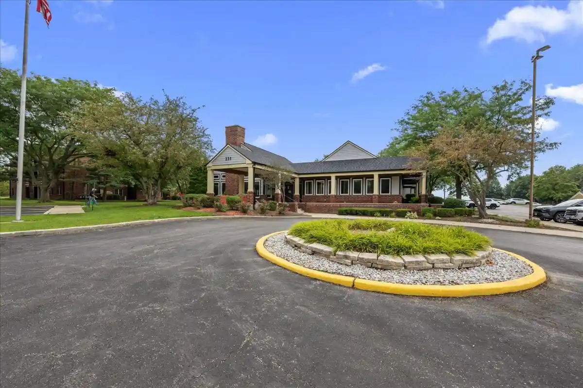 Listing Photo 2 - Condo for sale in 204 Glengarry Dr located at 204 Glengarry Dr, Bloomingdale, IL 60108 - Unit #102