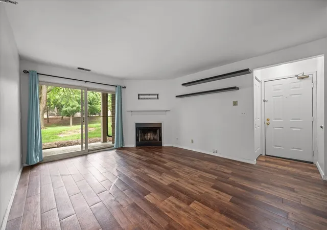 Listing Photo 4 - Condo for sale in building located at 204 Glengarry Dr, Bloomingdale, IL 60108 - Unit #102
