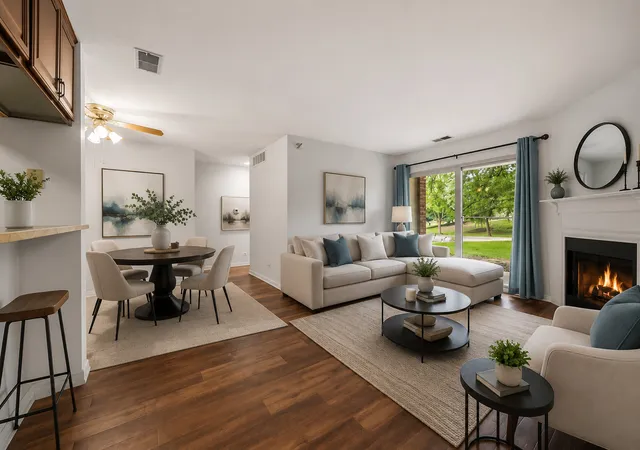 Listing Photo 5 - Condo for sale in building located at 204 Glengarry Dr, Bloomingdale, IL 60108 - Unit #102