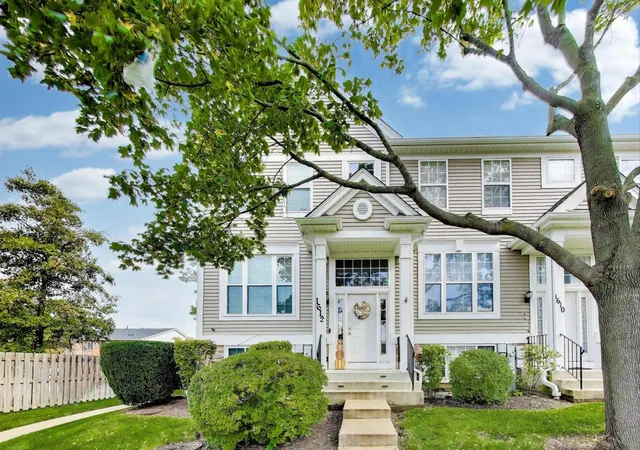 Photo 2 of Townhouse for sale at 1612 Fox Run Dr, Arlington Heights, IL 60004 | MLS# 12784734 | Listing updated on 2026-10-21