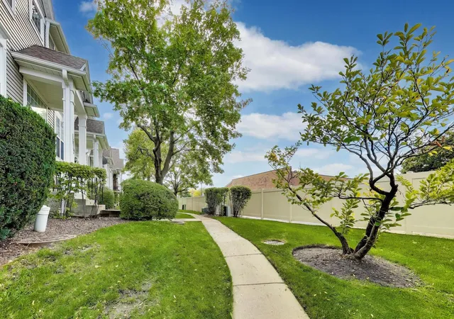 Photo 3 of Townhouse for sale at 1612 Fox Run Dr, Arlington Heights, IL 60004 | MLS# 12784734 | Listing updated on 2026-10-21