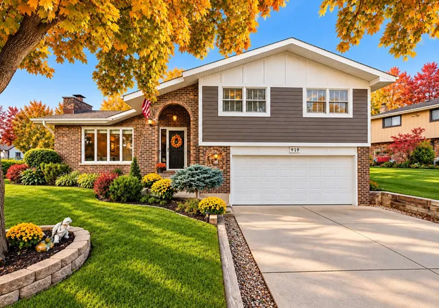 Single family home for sale at 919 Hillview Dr, Lemont, IL 60439 | MLS# 12784735