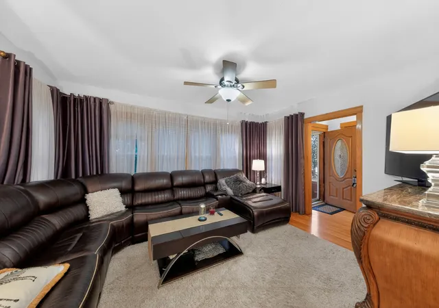 Photo 4 of Single family home for sale at 5438 W Melrose St, Chicago, IL 60641 | MLS# 12784810 | Listing updated on 2026-10-19