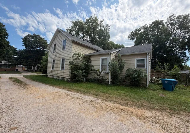Photo 1 of Single family home for sale at 1209 N Mill St, Pontiac, IL 61764 | MLS# 12784812 | Listing updated on 2026-10-20
