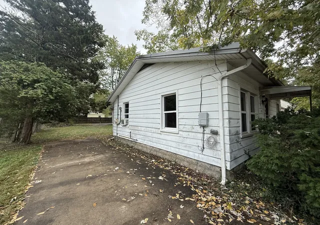 Photo 2 of Sale Pending at 715 N James St, Carbondale, IL 62901 | MLS# 12784816 | Listing updated on 2026-10-20